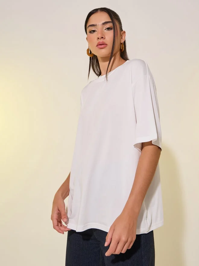 تايك تو تي شيرت بطبعة شعار على الظهر بياقة مستديرة